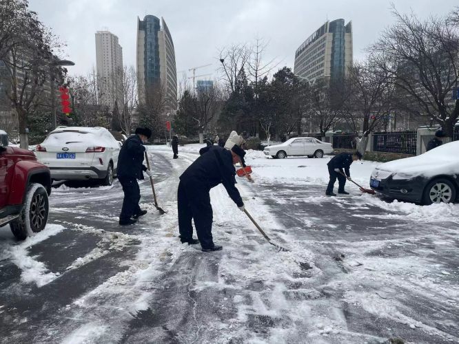 落雪無痕，冷暖相依！山東保麗潔物業(yè)人以雪為令，全員除雪行動